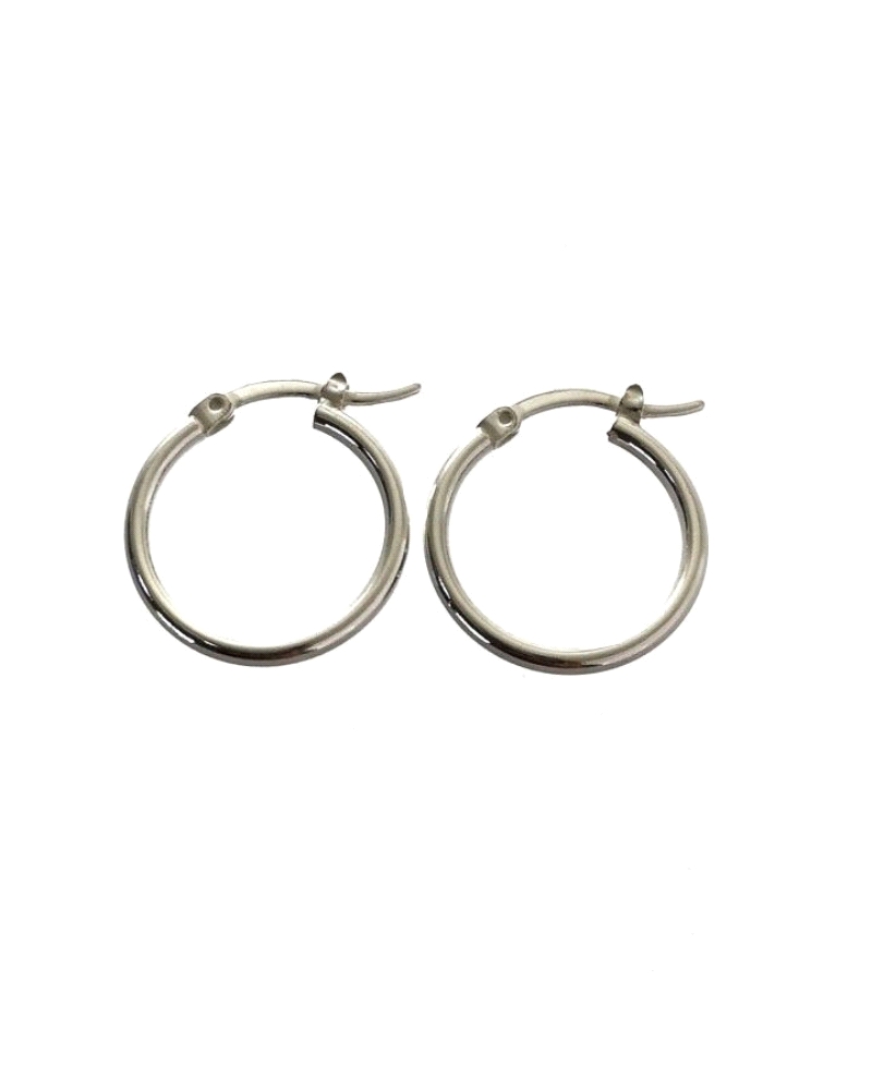 Los aros de plata de 2 mm de grosor y 16 mm de diámetro son una opción versátil y elegante, ideal para quienes buscan un accesor