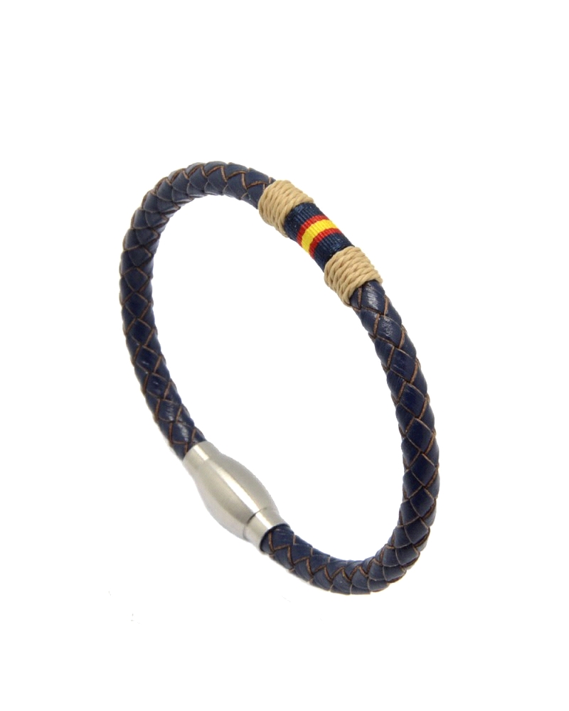 Cómoda pulsera elaborada con piel azul marino. Adornada con bandera de España sobre fondo azul marino e hilo beige. El cierre es