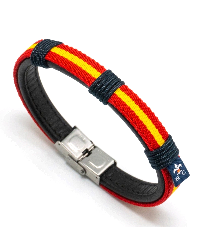 Cómoda y elegante pulsera elaborada con piel y elástico con bandera de España. Adornada con cordón náutico disponible en varios 