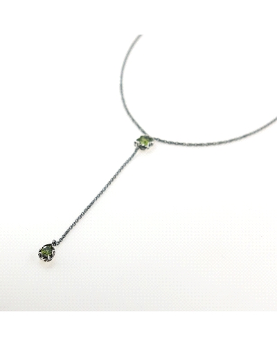 Collar Y con peridoto central y colgante gota, en plata 925% bruñida.
Este collar consta de una piedra central de corte esmeral