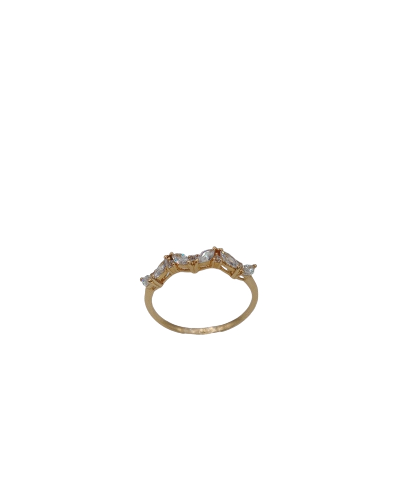 Un elegante anillo de oro de 18k, con un diseño refinado y moderno. La banda es fina y suave al tacto, con un acabado brillante 