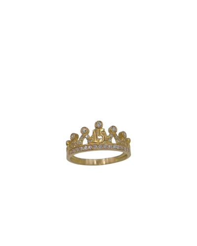 Una sortija de oro de 18k, con un diseño que evoca la elegancia de una corona real. La banda de la sortija es de un acabado suav