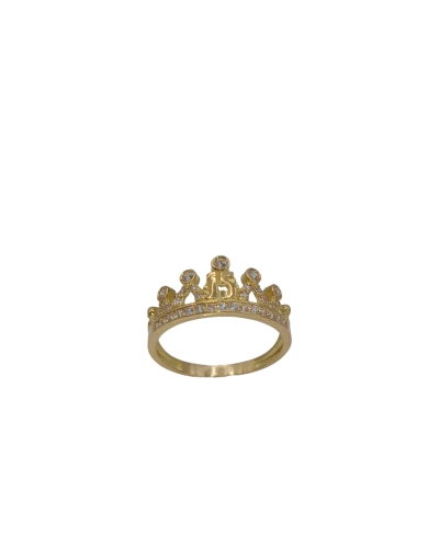 Una sortija de oro de 18k, con un diseño que evoca la elegancia de una corona real. La banda de la sortija es de un acabado suav