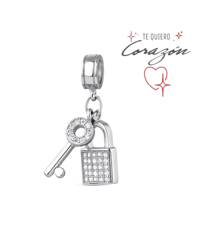 El abalorio de plata "A Tu Lado" con llave y candado es un charm elegante que simboliza el amor y la protección. Hecho en plata 