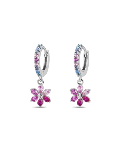 Estos encantadores pendientes de aro, elaborados en plata de ley 925, combinan un diseño delicado con un toque vibrante de color
