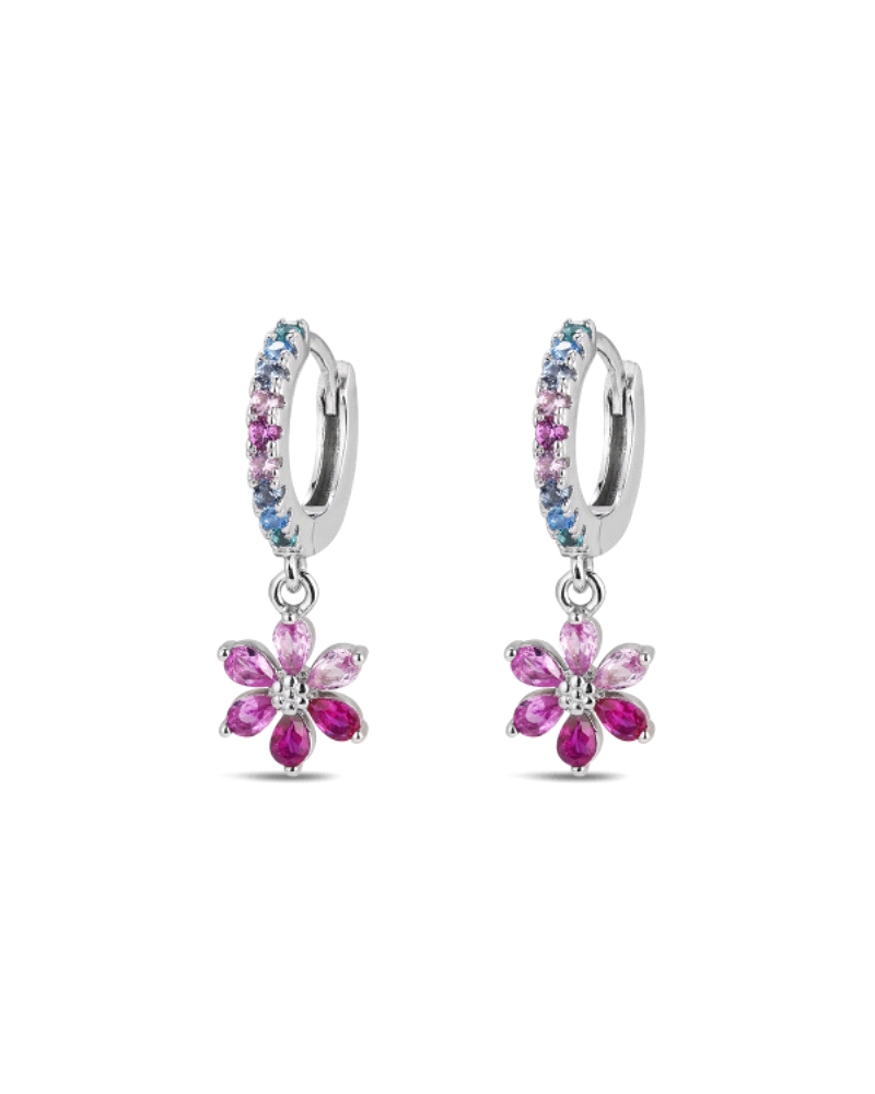 Estos encantadores pendientes de aro, elaborados en plata de ley 925, combinan un diseño delicado con un toque vibrante de color