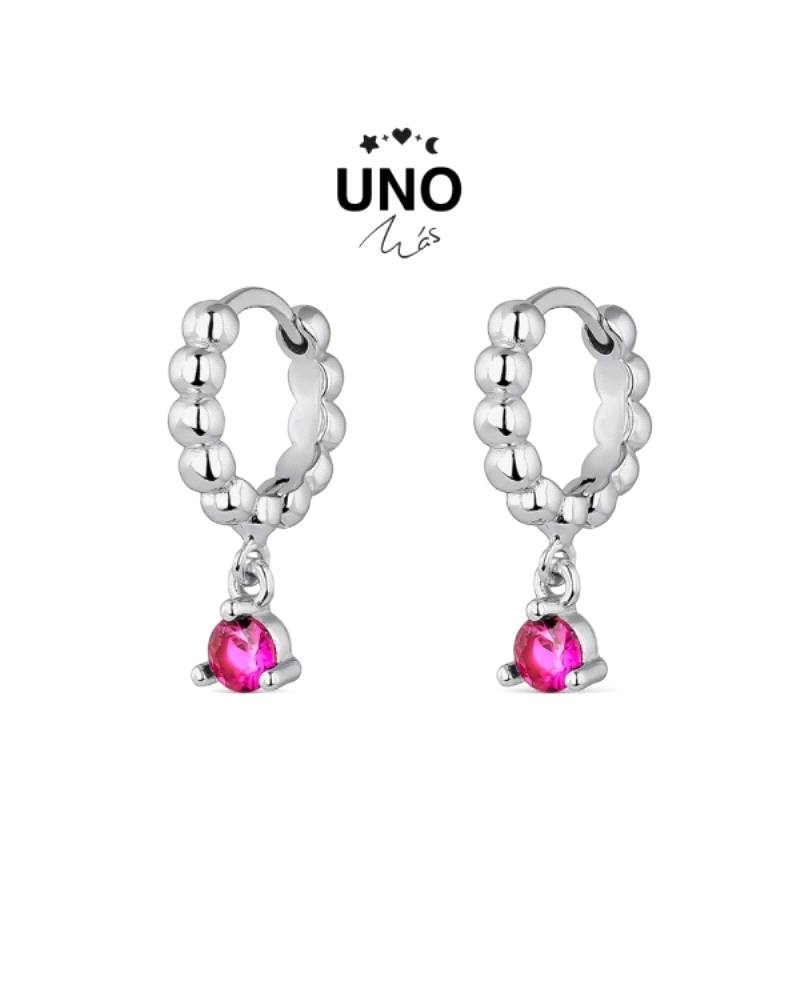 Estos delicados aros de plata de ley 925, con un diámetro de 12mm, combinan elegancia y sutileza en un diseño único. Adornados c