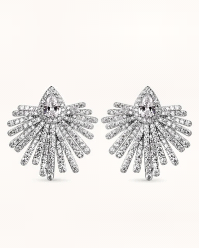 Los pendientes de plata con circonitas de la marca T ADORO son una pieza sofisticada y elegante, perfecta para complementar cual