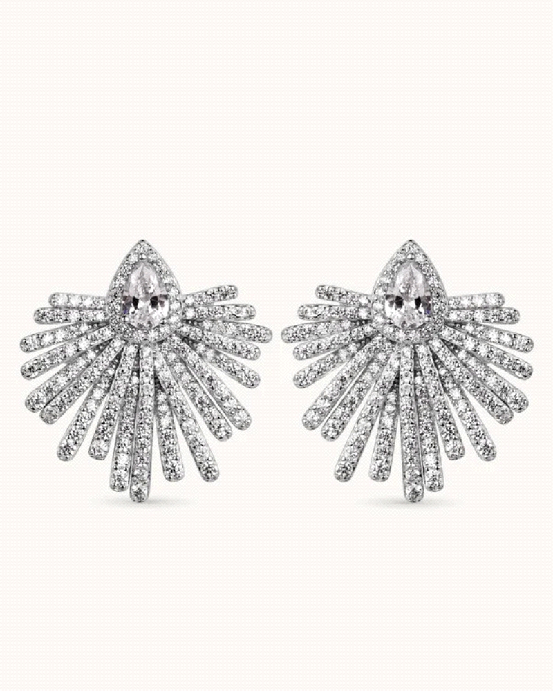 Los pendientes de plata con circonitas de la marca T ADORO son una pieza sofisticada y elegante, perfecta para complementar cual