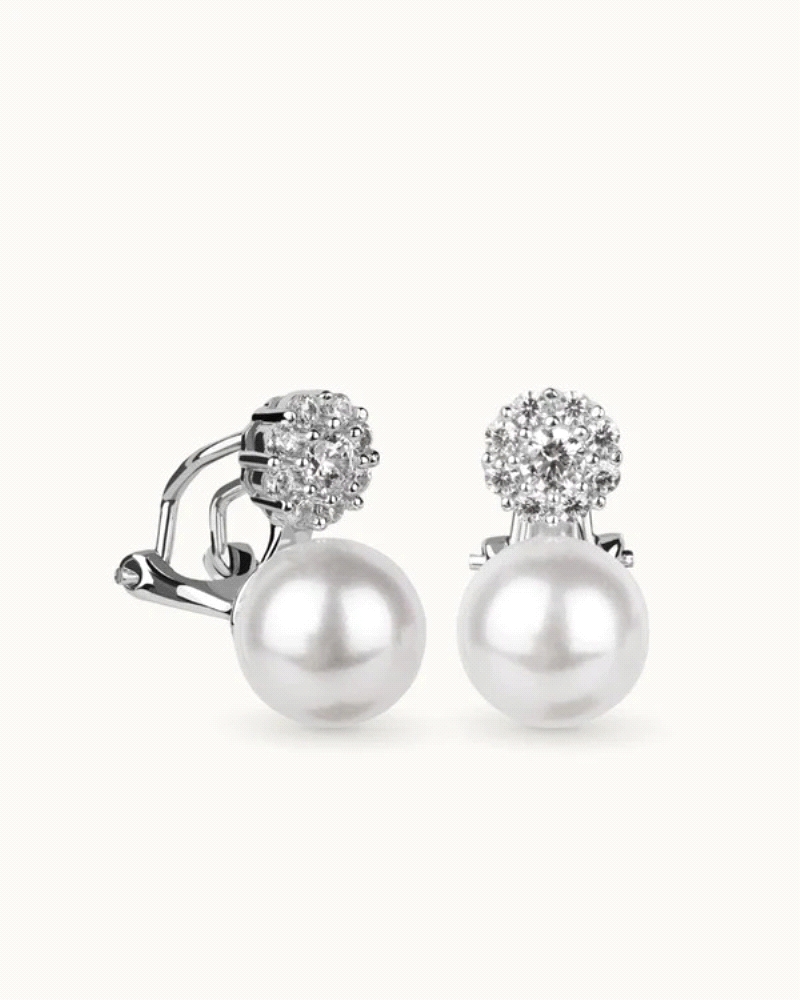 Los pendientes de plata de la marca T ADORO con circonitas y perla de concha son una joya exquisita que combina elegancia y sofi