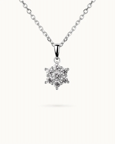 Este deslumbrante collar de la marca T-Adoro es una pieza que irradia elegancia y sofisticación. Confeccionado en plata de ley d