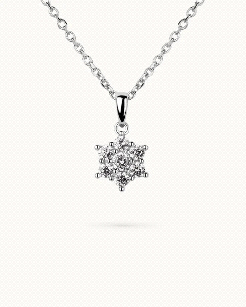 Este deslumbrante collar de la marca T-Adoro es una pieza que irradia elegancia y sofisticación. Confeccionado en plata de ley d