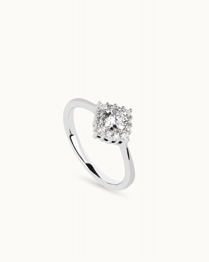 El diseño de la pieza se centra en las circonitas Excellence Star Cut, que cuentan con un corte especial en forma de estrella, l