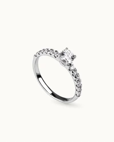 sta sofisticada sortija solitario de la marca T-Adoro es una pieza elegante y atemporal, ideal para quienes buscan un toque de d