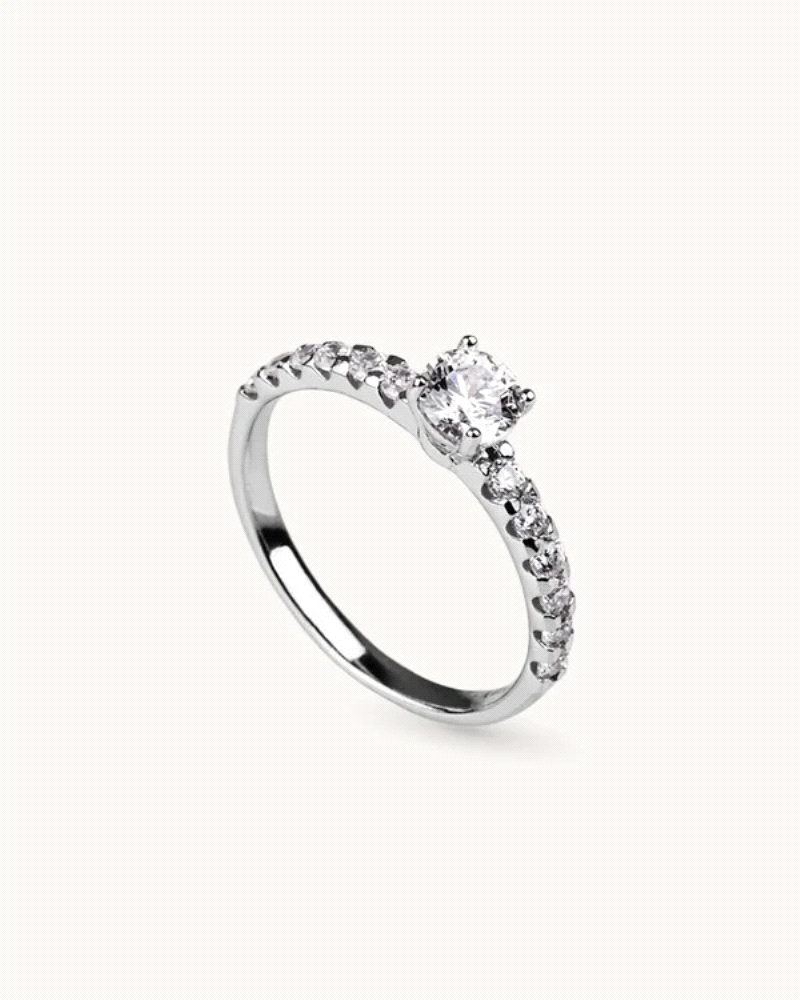 sta sofisticada sortija solitario de la marca T-Adoro es una pieza elegante y atemporal, ideal para quienes buscan un toque de d