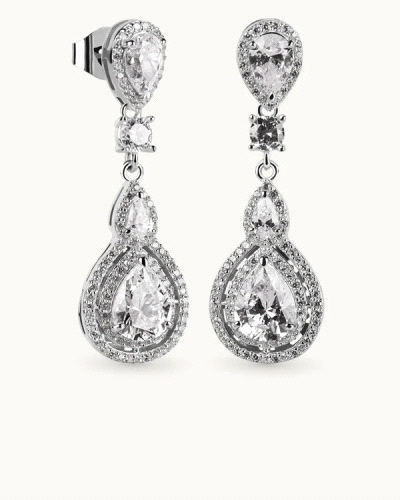 El diseño se caracteriza por el corte Brillian Cut, una técnica que maximiza la reflexión de la luz, creando un destello único y