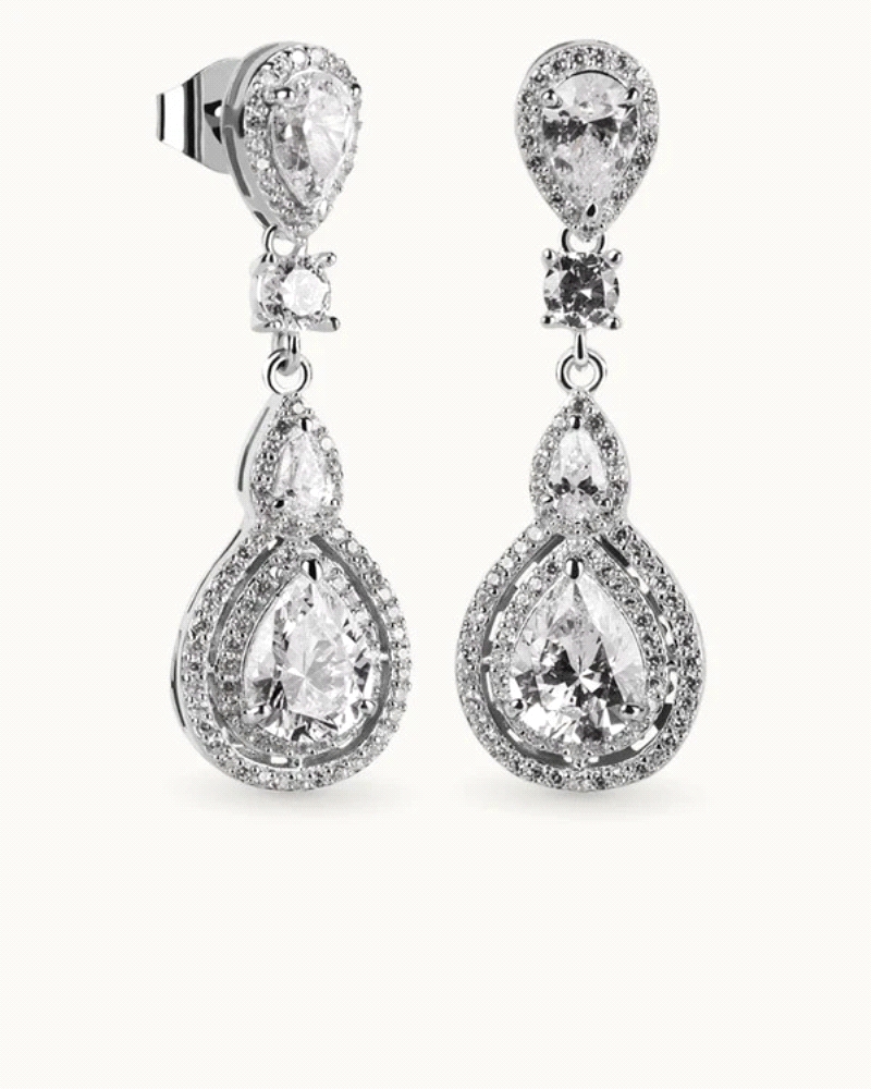 El diseño se caracteriza por el corte Brillian Cut, una técnica que maximiza la reflexión de la luz, creando un destello único y