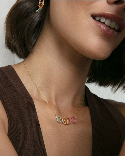 Elegancia con un toque de color. Este collar de la reconocida marca Viceroy está elaborado en plata de ley 925 y realzado con un