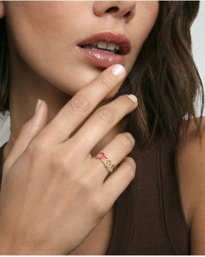 Elegancia con un toque de color. Este anillo de la reconocida marca Viceroy está elaborado en plata de ley 925 y realzado con un