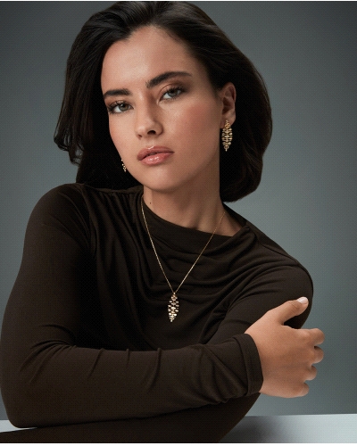 Unos pendientes que capturan la esencia de la naturaleza en un diseño elegante y femenino. Elaborados en plata de primera ley co