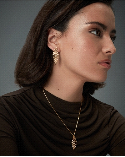Unos pendientes que capturan la esencia de la naturaleza en un diseño elegante y femenino. Elaborados en plata de primera ley co