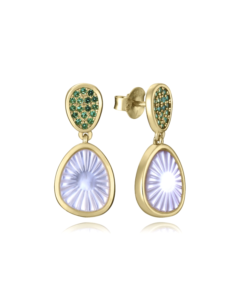 Unos pendientes que combinan frescura y sofisticación en un diseño lleno de encanto. Realizados en plata de primera ley con un d