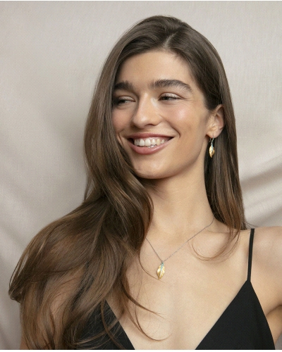 Pendientes de plata de primera ley con baño de oro y rodio con colgante en forma de pluma con fila de circonitas verdes y azules