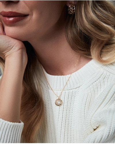 Un collar que combina ternura y sofisticación en un diseño único. Elaborado en plata de primera ley con un delicado baño de oro,