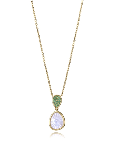 Un collar que destaca por su elegancia fresca y luminosa. Elaborado en plata de primera ley con un delicado baño de oro, se ador