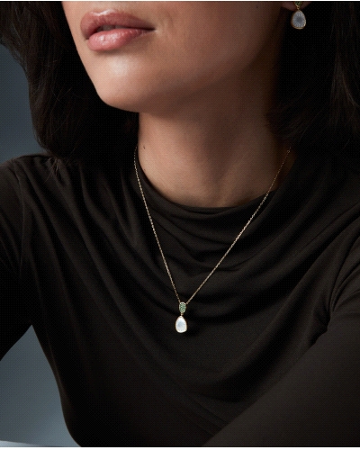 Un collar que destaca por su elegancia fresca y luminosa. Elaborado en plata de primera ley con un delicado baño de oro, se ador