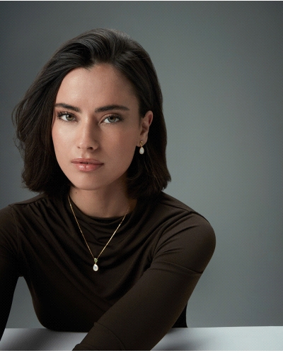 Un collar que destaca por su elegancia fresca y luminosa. Elaborado en plata de primera ley con un delicado baño de oro, se ador