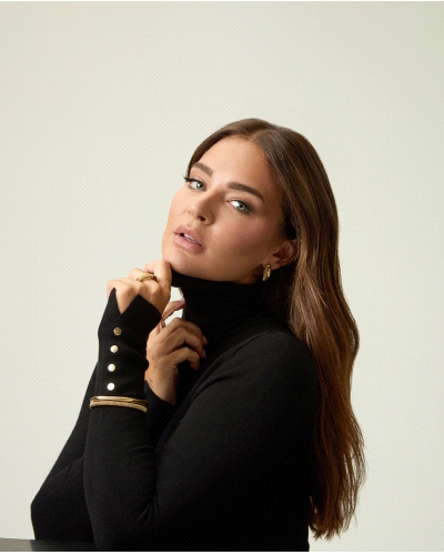 Esta pulsera de acero Ip dorado de la colección Laura Escanes es una pieza elegante y moderna, con un diseño rígido doble que co