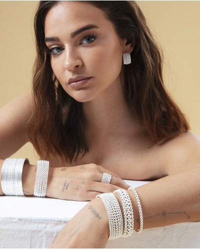 Pulsera de acero chapado en plata 999 exclusiva de la colección de Laura Escanes, es una joya sofisticada que resalta por su dis