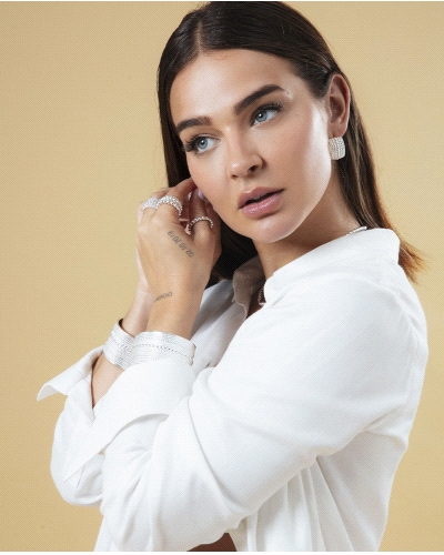 Esta pulsera rígida abierta de acero chapado en plata 999 es una pieza elegante y moderna que resalta en cualquier ocasión. Con 