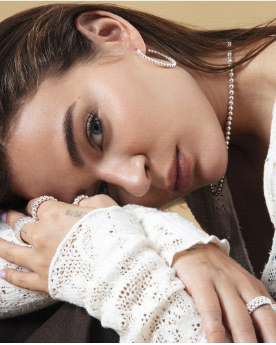 Pendientes de Viceroy de aro abierto de acero chapado en plata 999 de la colección de Laura Escanes. Destacan por su diseño de b