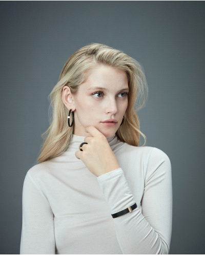 Anillo de Viceroy fabricado en acero con acabados IP negro y dorado, con múltiples cables unidos por una barra central, creando 