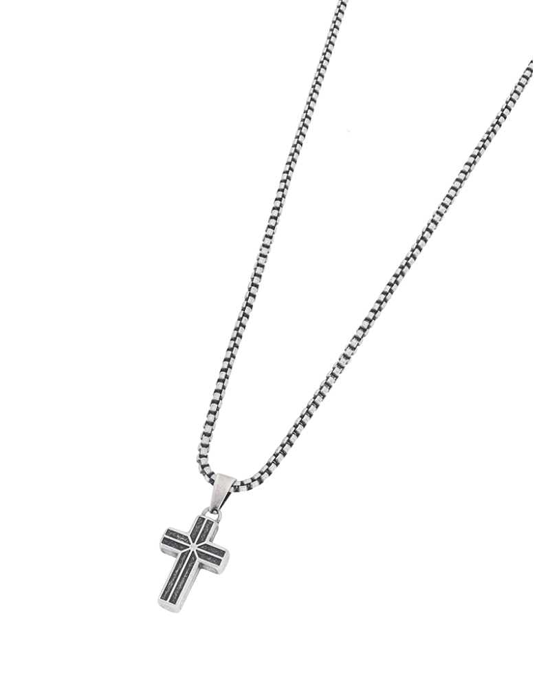 Está elaborado en acero inoxidable de alta calidad con acabado pulido, con cadena de eslabón fino y colgante de cruz de líneas r