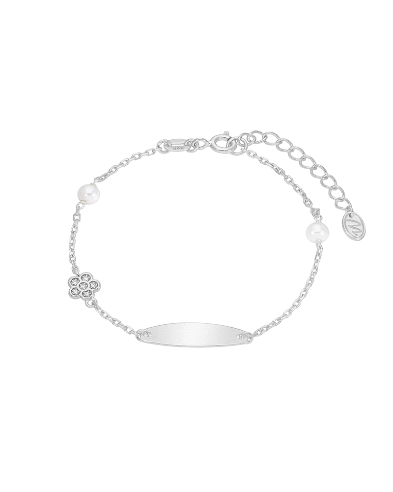 Pulsera de cadena en plata de ley 925 con placa grabable, perla y flor con circonitas. Longitud de 15 cm con cierre de reasa. El
