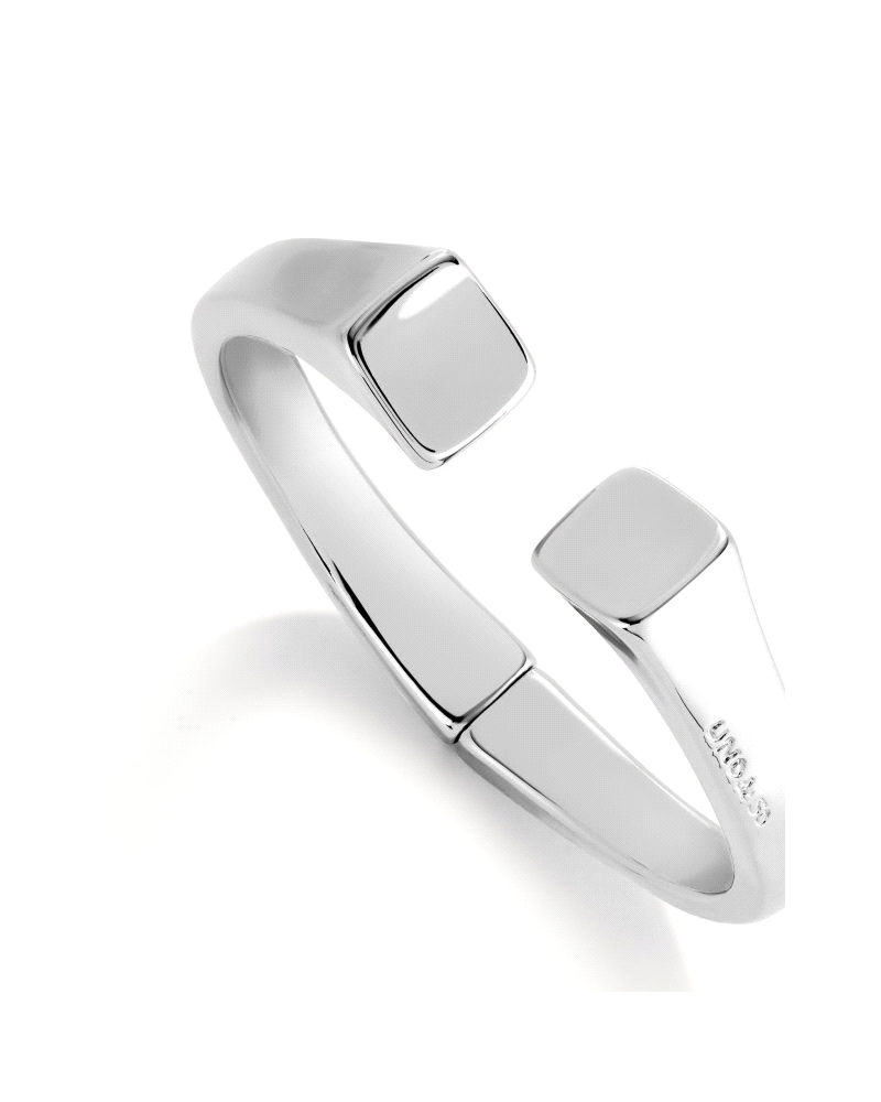 Pulsera rígida con muelle interior bañada en plata de ley. Acabado liso y forma cuadrada en sus extremos. Elaborado en España, e