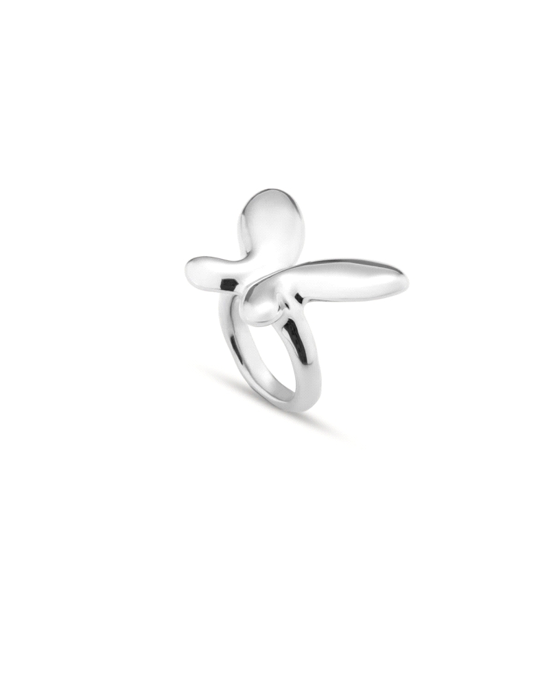 Anillo UNODE50 bañado en plata de ley con una mariposa central de gran tamaño. Una joya hecha en España elaborada 100% artesanal