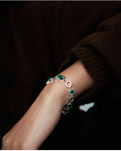 Una pulsera que destaca por su elegancia y frescura, perfecta para añadir un toque de color a cualquier look. Fabricada en acero