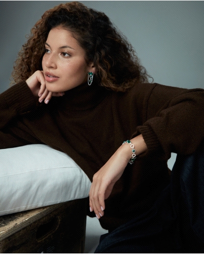 Una pulsera que destaca por su elegancia y frescura, perfecta para añadir un toque de color a cualquier look. Fabricada en acero