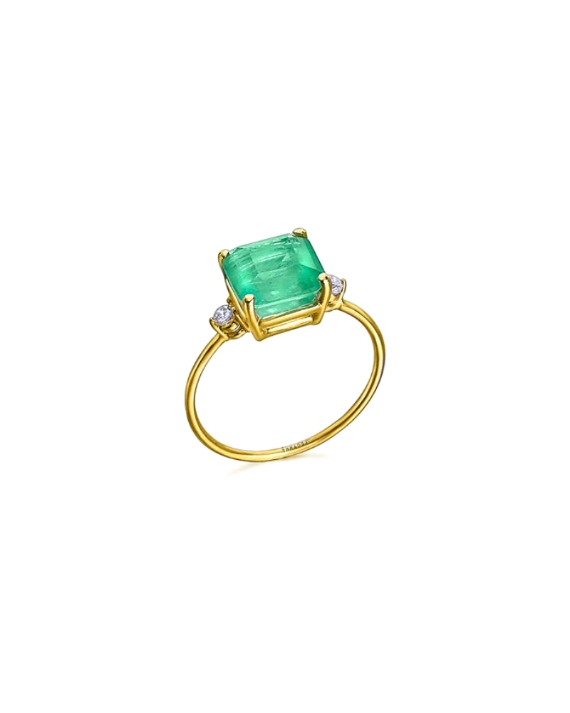 Adéntrate en el mundo del lujo y la distinción con el anillo Green Love de oro 18K. Déjate seducir por el luminoso cuarzo verde 