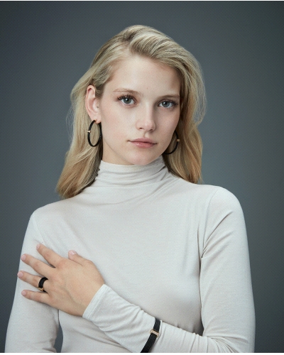 Una pulsera que irradia sofisticación y estilo contemporáneo. Fabricada en acero con acabados IP negro y dorado, presenta múltip