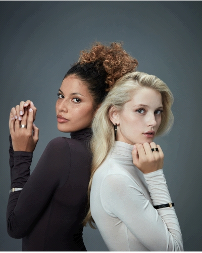 Una pulsera que irradia sofisticación y estilo contemporáneo. Fabricada en acero con acabados IP negro y dorado, presenta múltip