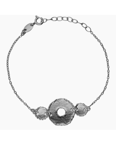 Pulsera de Plata de Ley. Tamaño del motivo de 2,5cm x 1,6cm en forma de círculo. Largo de 16-19cm con cierre de reasa y cadena d