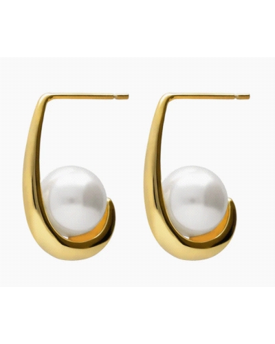 Pendientes cortos de Plata de Ley bañada en Oro de 18kt con perla. Largo motivo: 2cm, tamaño perla: 9mm y cierre de tuerca a pre