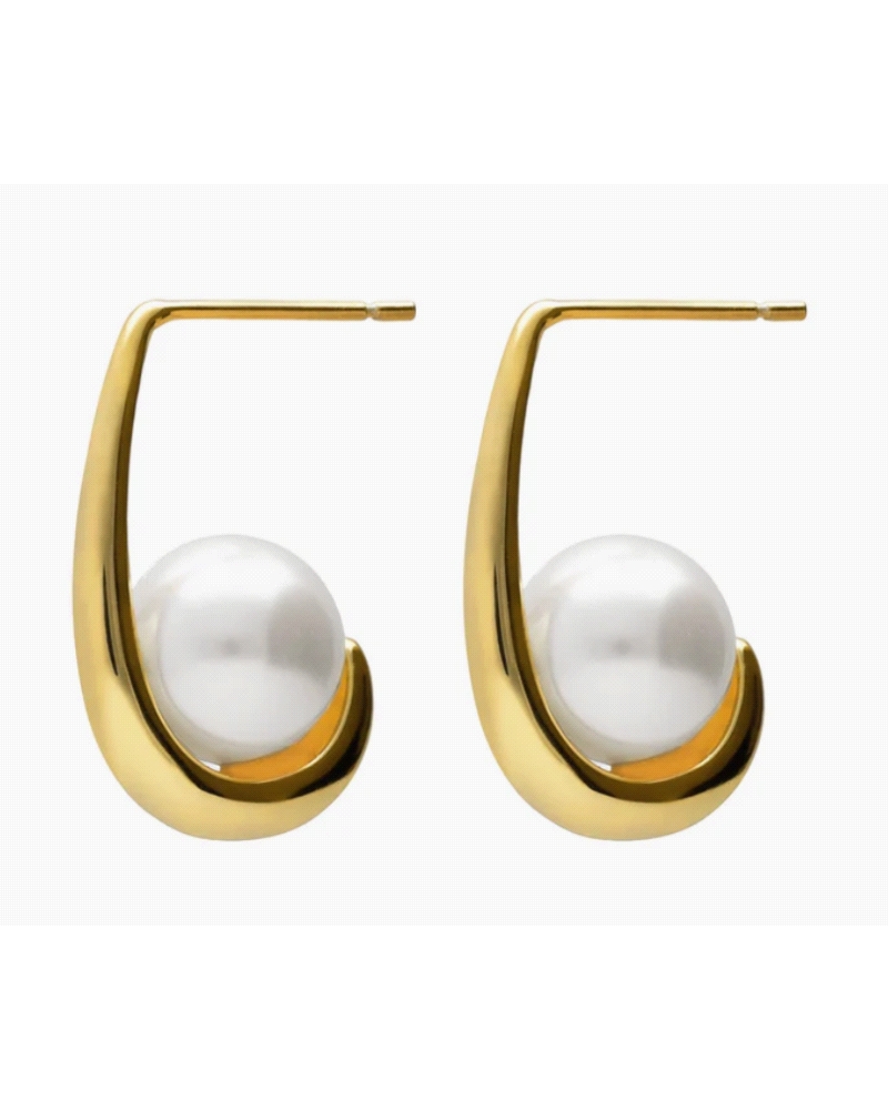 Pendientes cortos de Plata de Ley bañada en Oro de 18kt con perla. Largo motivo: 2cm, tamaño perla: 9mm y cierre de tuerca a pre