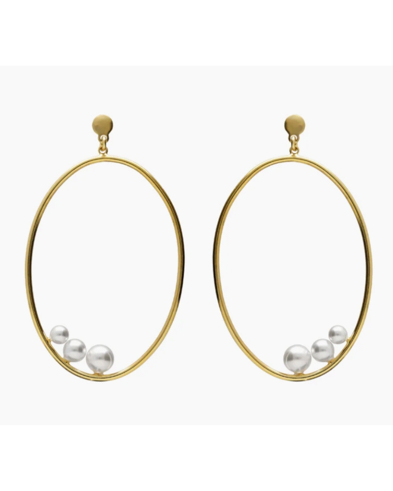 Pendientes largos de Plata de Ley bañada en Oro de 18kt con perlas. Tamaño motivo: 5,5cm x 3,3cm, tamaño perla: 3, 5, 6mm con fo