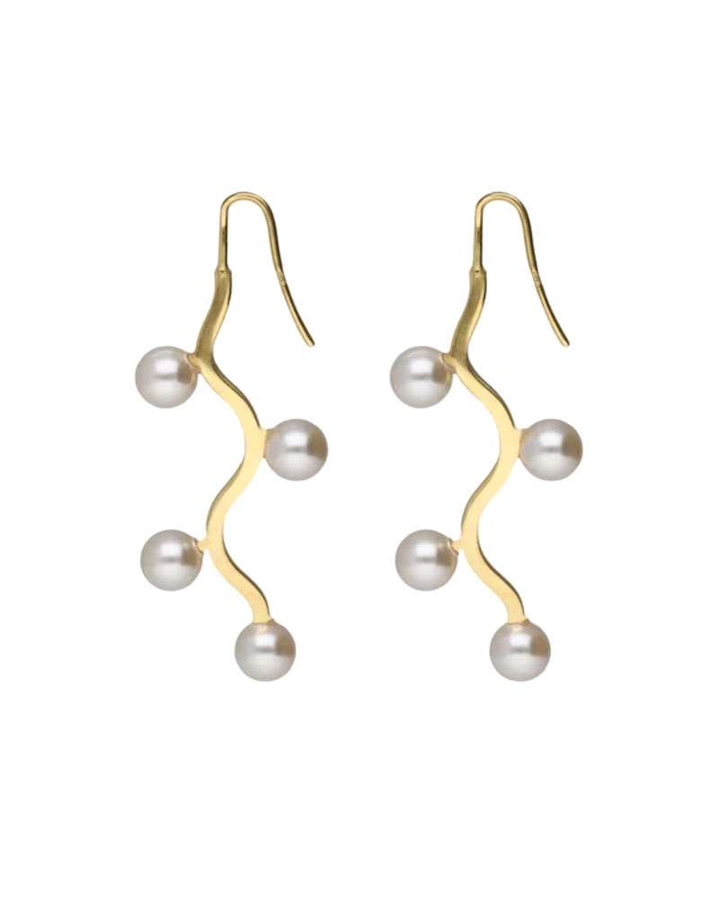 Pendientes gancho largos con perlas de Plata de Ley con baño de oro de 18K. Tamaño del motivo de 4cm x 1,5cm en forma de árbol. 